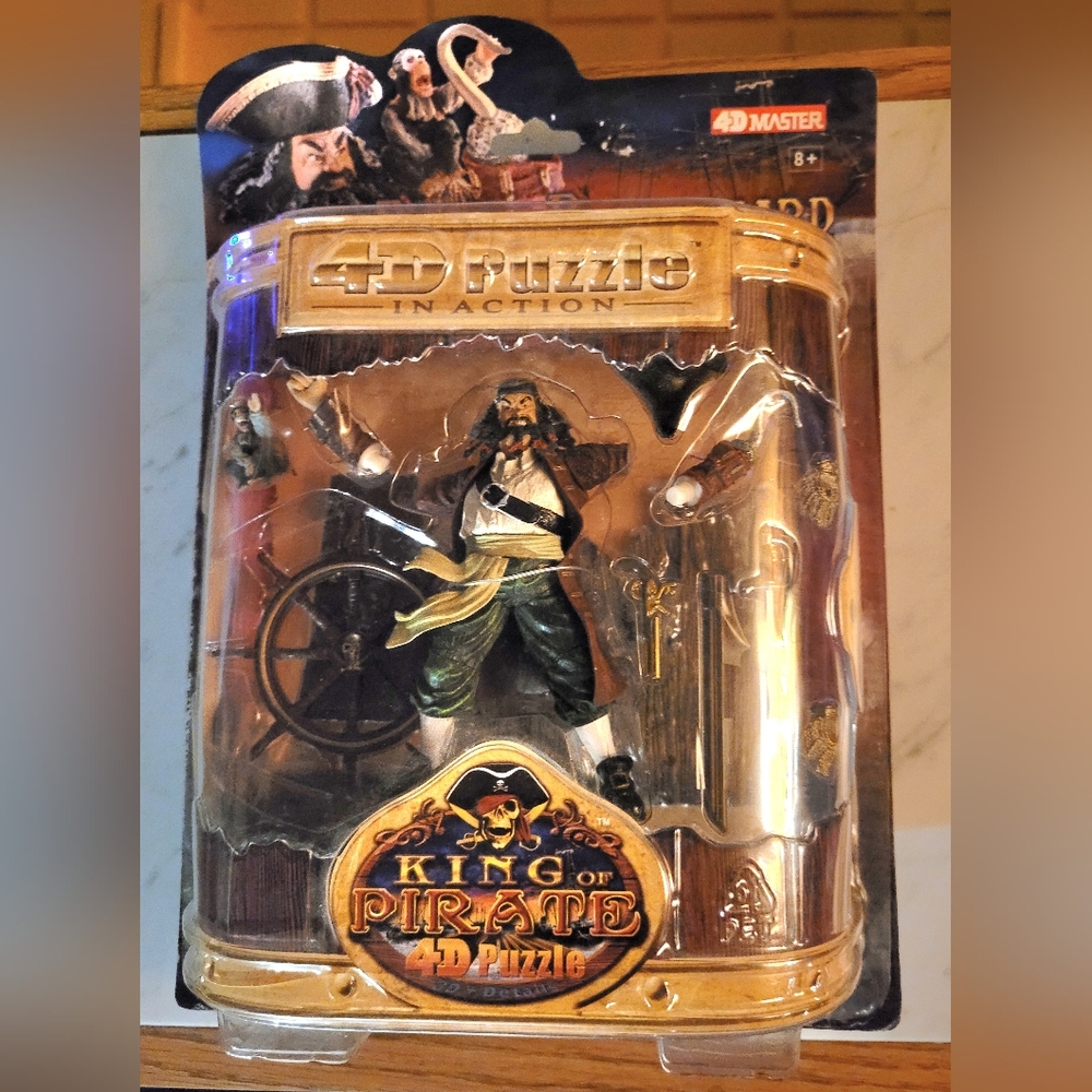 King of Pirate Blackbeard 4D Puzzle - Black and Gold (111)